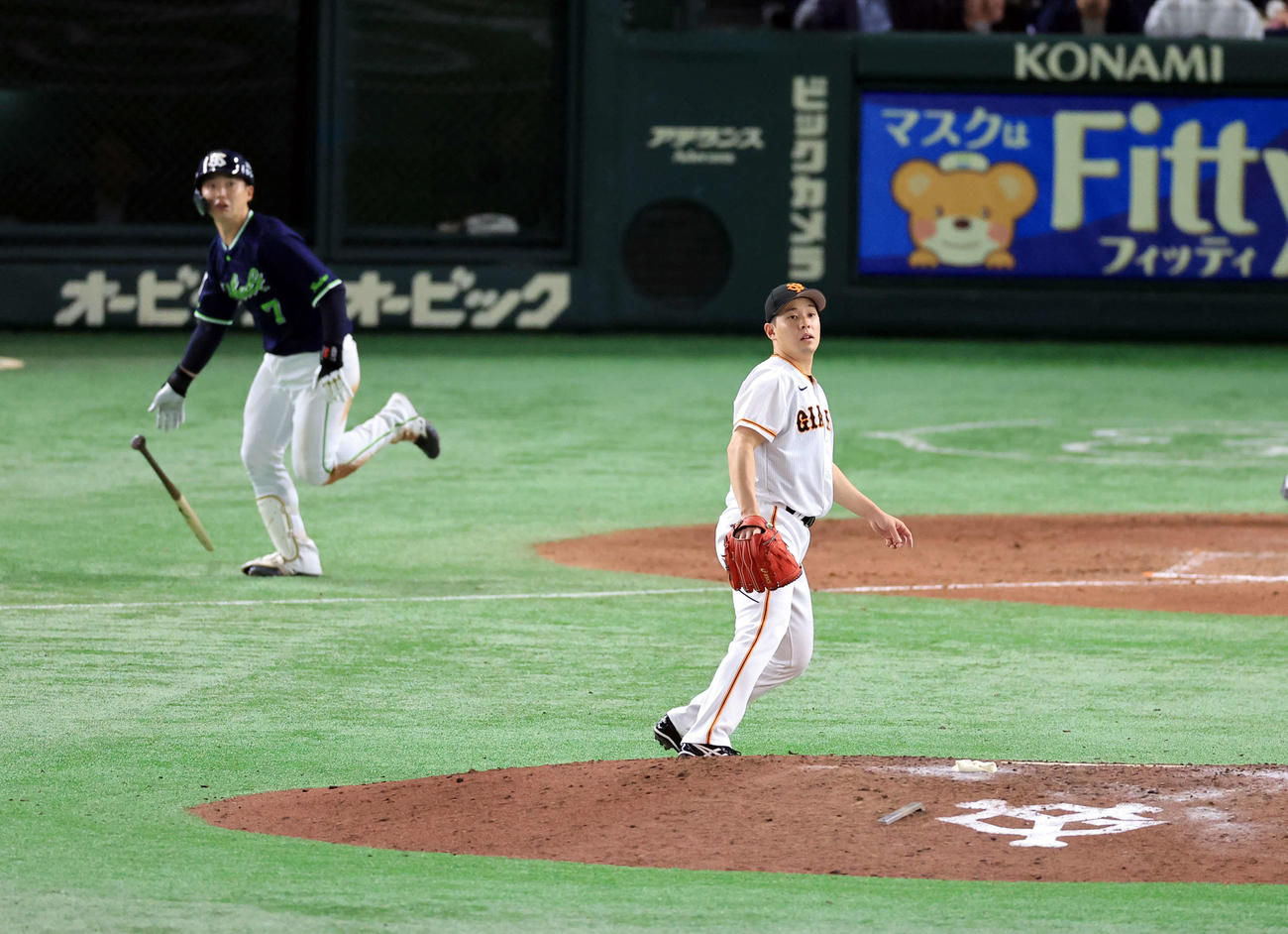 巨人対ヤクルト　8回表ヤクルト2死一、二塁、長岡に中前適時打を許した大江（撮影・浅見桂子）