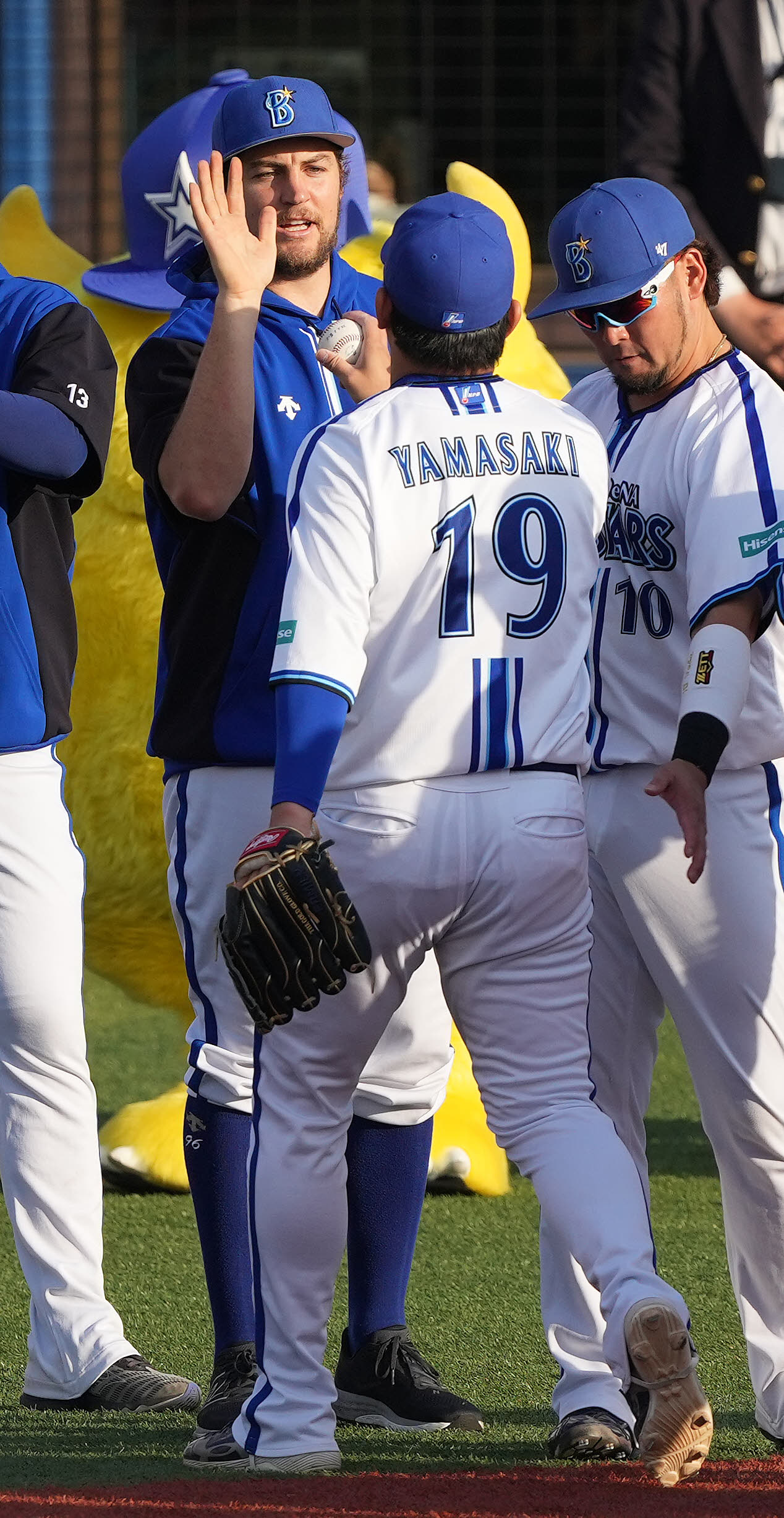 DeNA対広島　来日初勝利のDeNAバウアー（左）は山崎からウイニングボールを受け取る（撮影・鈴木みどり）