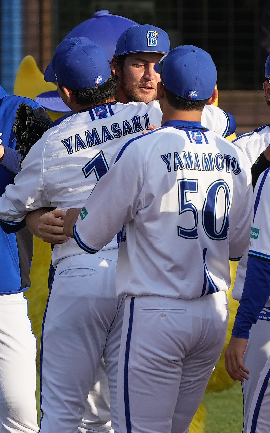 DeNA対広島　来日初勝利のDeNAバウアー（中央）は山崎とハグ（撮影・鈴木みどり）