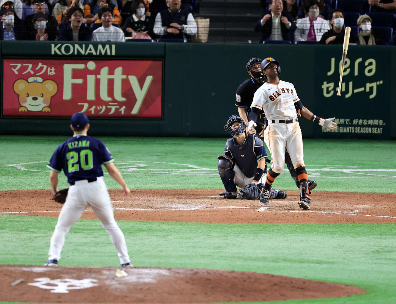 巨人対ヤクルト　8回裏巨人2死一、二塁、ブリンソンは左越え逆転3点本塁打を放つ。投手木沢（撮影・浅見桂子）