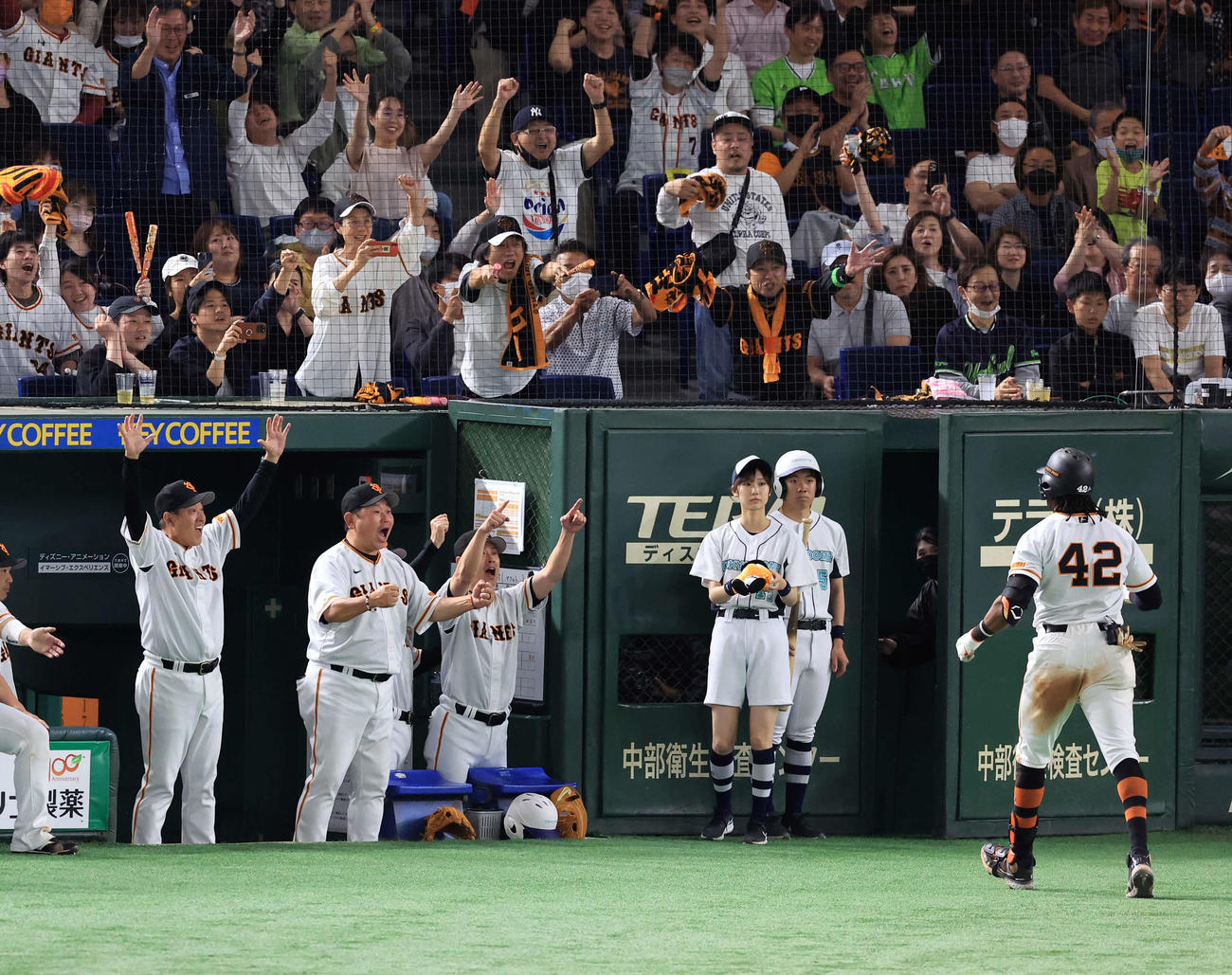 巨人対ヤクルト　8回裏巨人2死一、二塁、ブリンソン（右）左越え逆転3点本塁打を放ち、バンザイで迎える原監督（左）（撮影・浅見桂子）