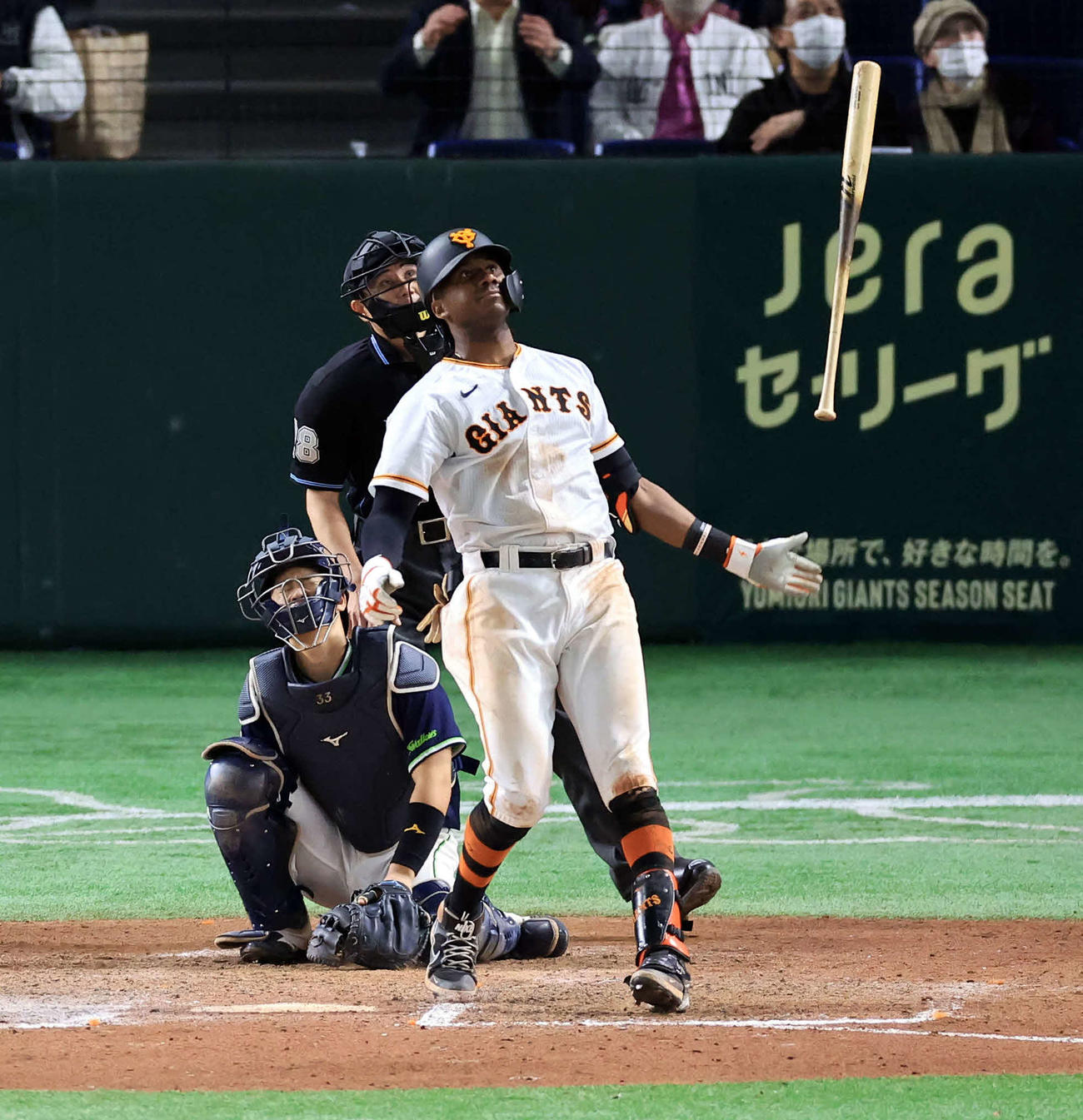 巨人対ヤクルト　8回裏巨人2死一、二塁、ブリンソンは左越え逆転3点本塁打を放つ（撮影・浅見桂子）