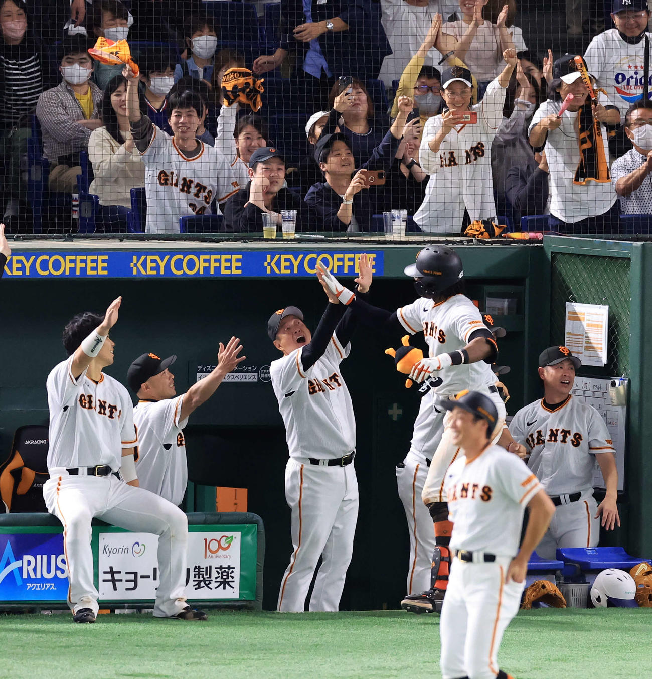 巨人対ヤクルト　8回裏巨人2死一、二塁、ブリンソン（右）が左越え逆転3点本塁打を放ち、ものすごい表情でハイタッチで迎える原監督（中央）（撮影・浅見桂子）