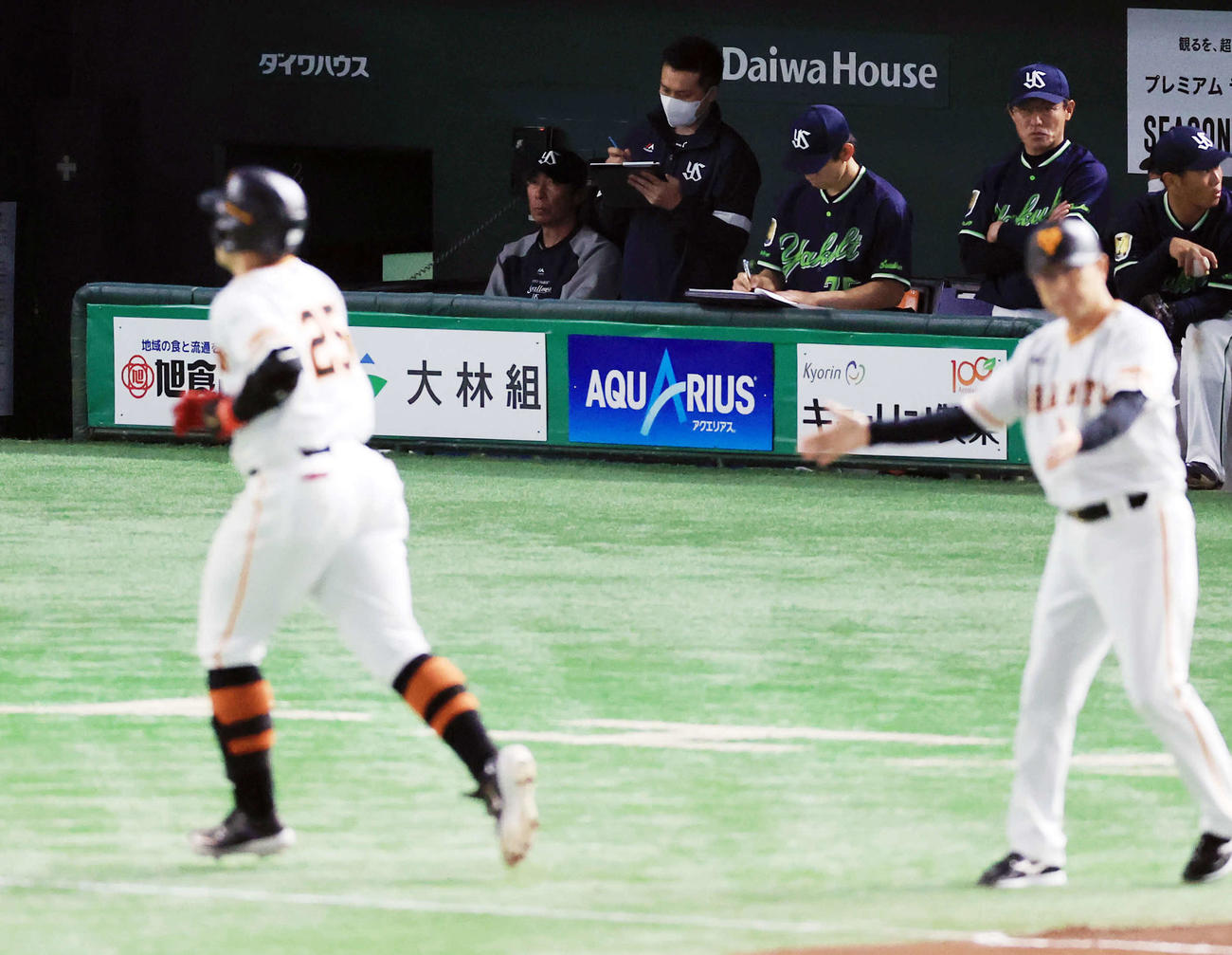 巨人対ヤクルト　4回裏巨人1死一、三塁、岡本和（手前）に左越え3点本塁打を許し、厳しい表情の高津監督（奥）（撮影・浅見桂子）