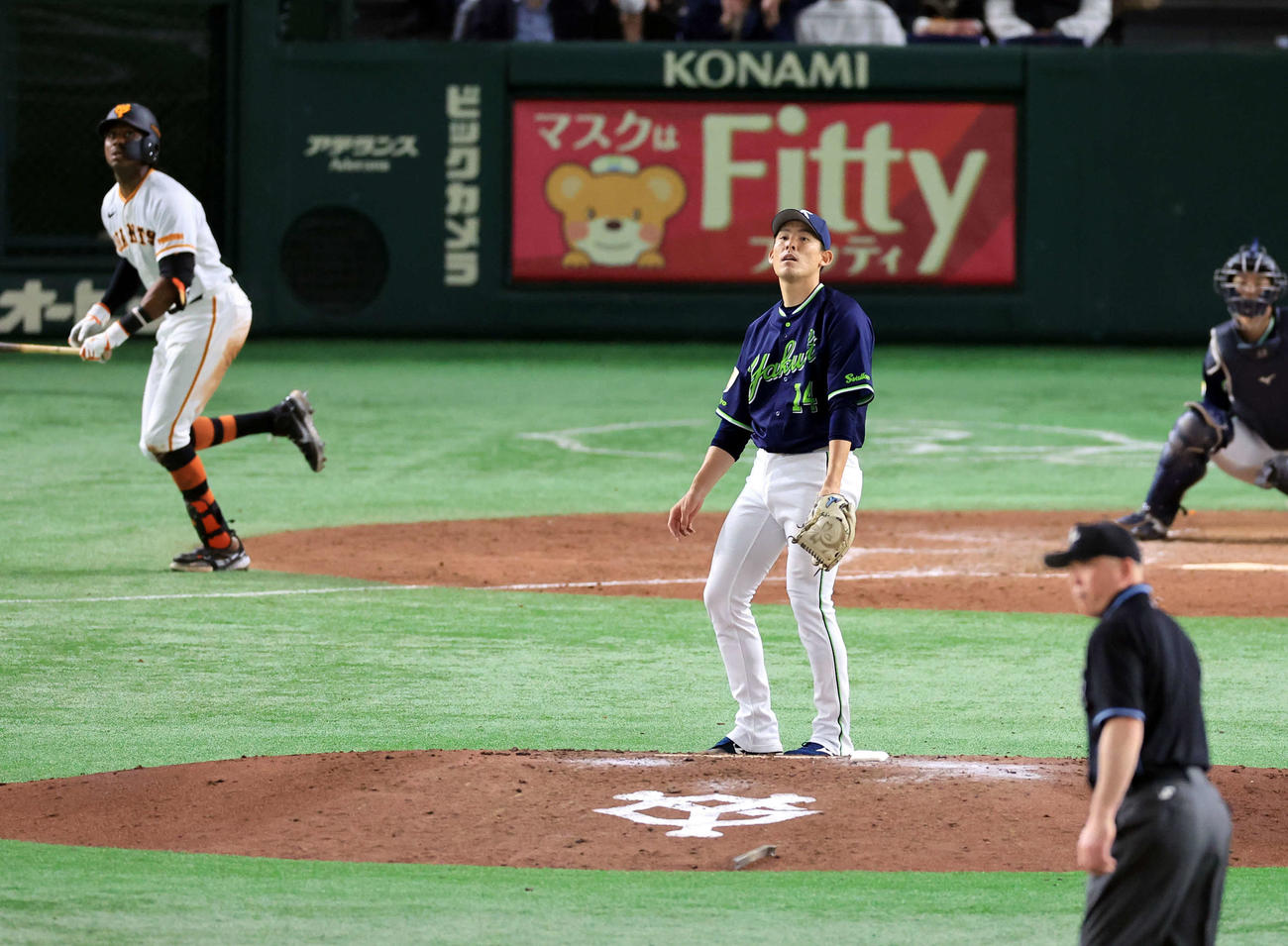巨人対ヤクルト　5回裏巨人無死一塁、ブリンソンに中越え2点本塁打を許した高梨（撮影・浅見桂子）