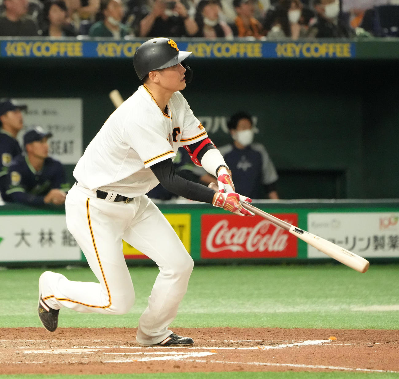 6回裏巨人無死、坂本は二塁打を放つ（撮影・小沢裕）