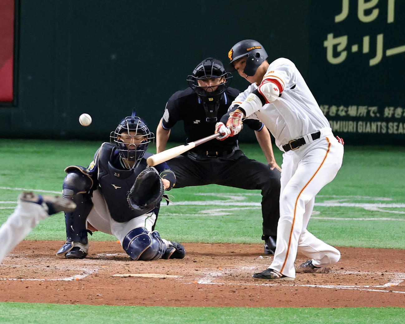 4回裏巨人1死一塁、坂本は中前打を放つ（撮影・浅見桂子）
