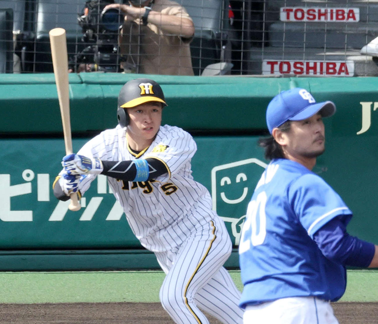2回裏阪神2死満塁、近本は左前2点適時打を放つ。投手涌井（撮影・上山淳一）