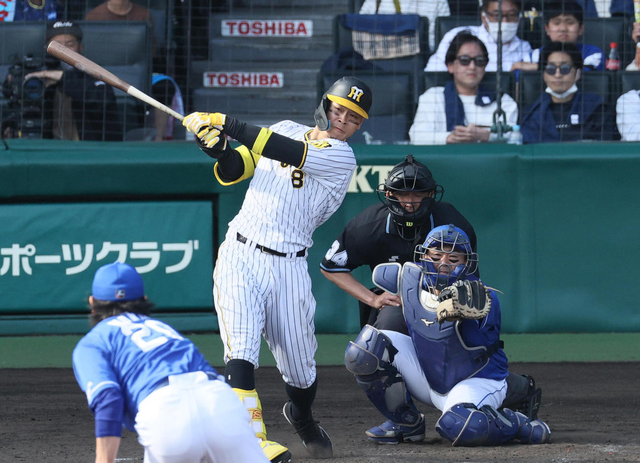 5回裏阪神1死二塁、右前適時打を放つ佐藤輝（撮影・上山淳一）