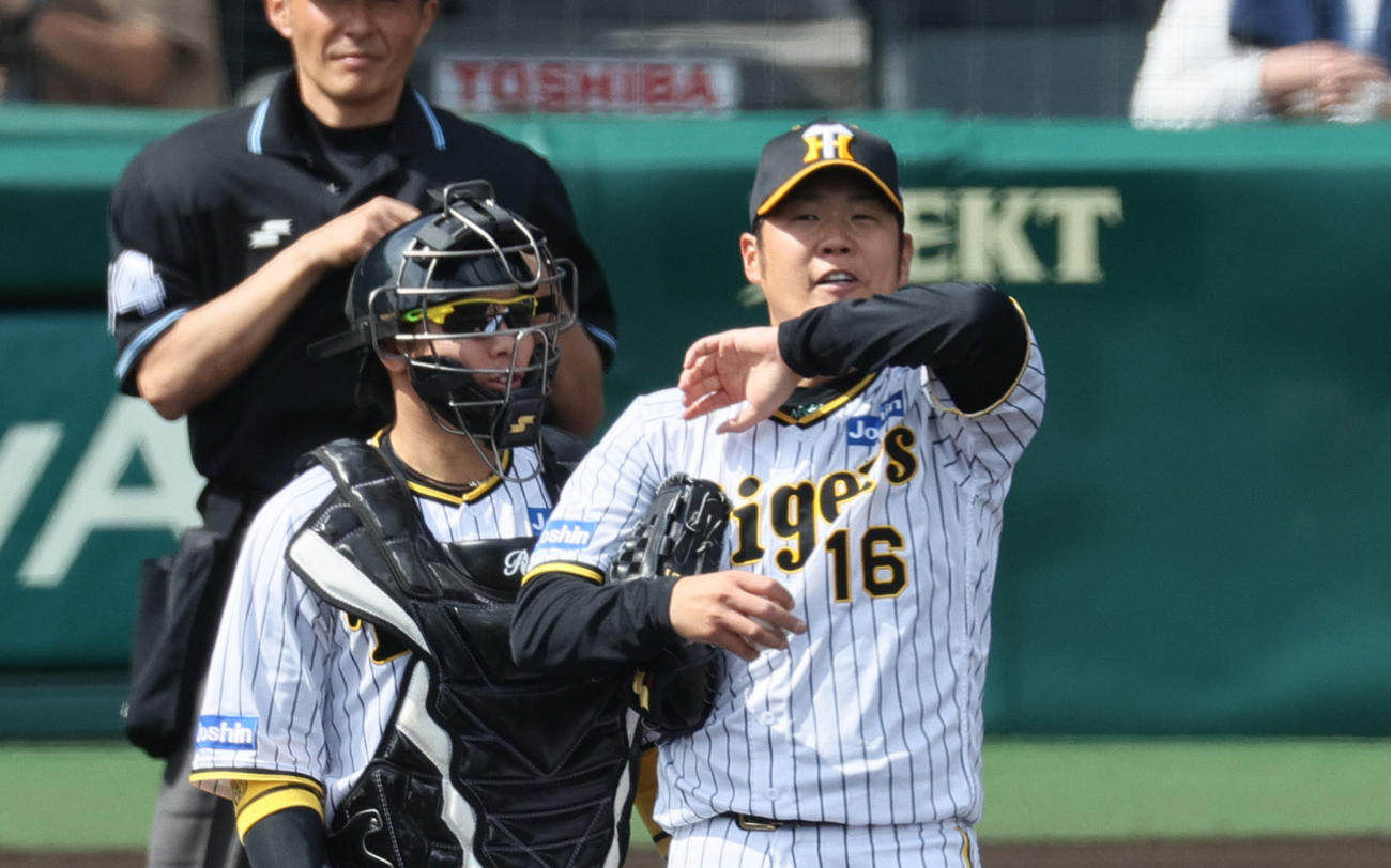 2回表、中日打線に連打を浴び6失点の西勇。左は梅野（撮影・上山淳一）
