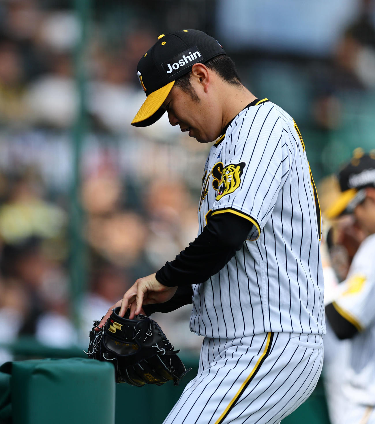 2回表に6失点し、ベンチに戻る阪神西勇（撮影・藤尾明華）