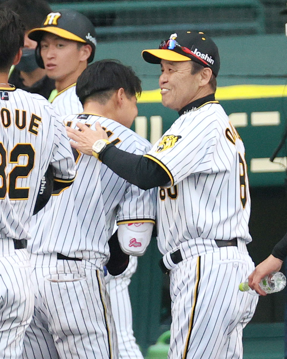 9回裏阪神無死、岡田監督（右）はサヨナラ適時打を放った木浪を抱き寄せる（撮影・上山淳一）