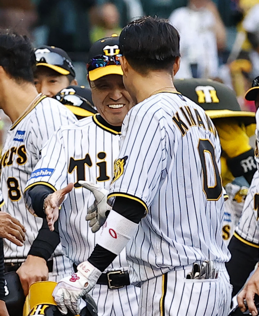 中日にサヨナラ勝ちし、木浪（右）と握手を交わす阪神岡田彰布監督（撮影・藤尾明華）