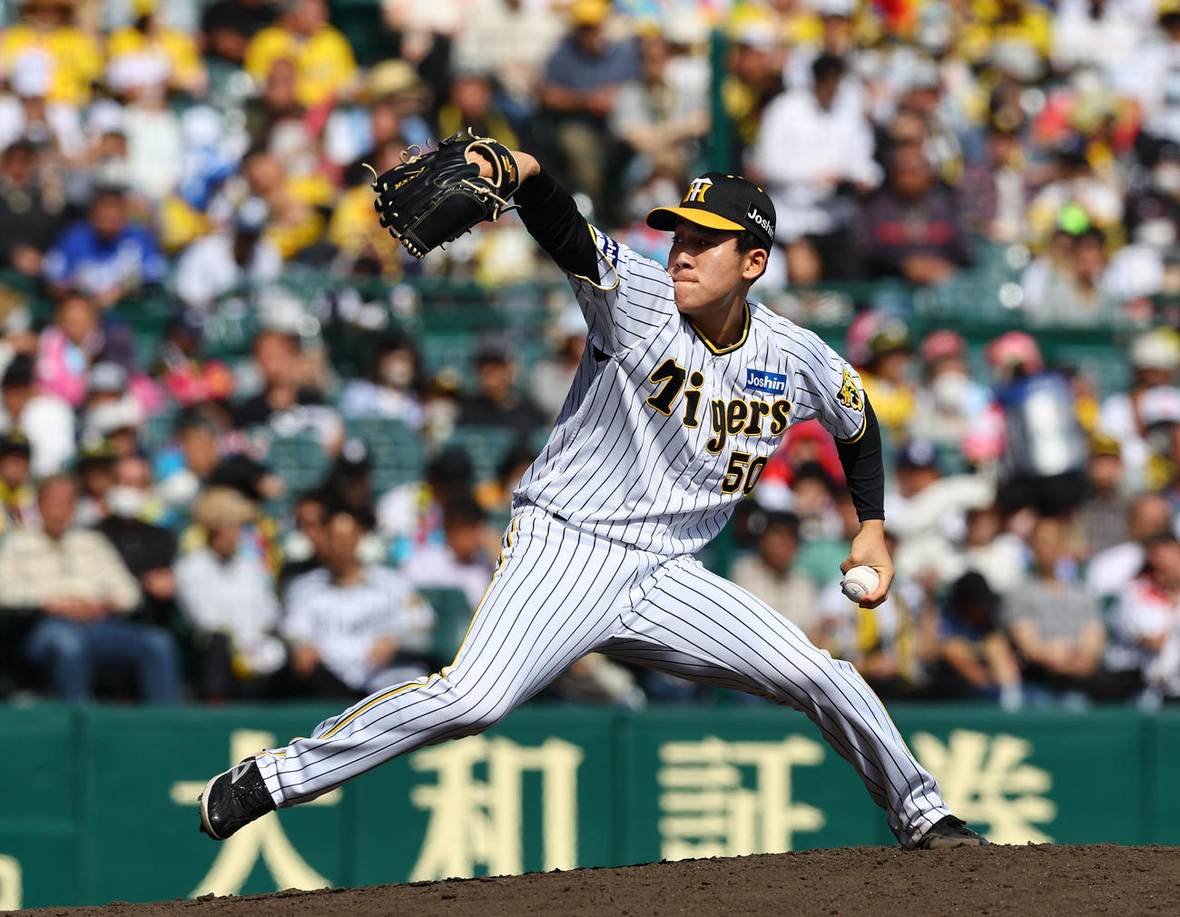 3回表から2番手で登板した阪神富田（撮影・藤尾明華）