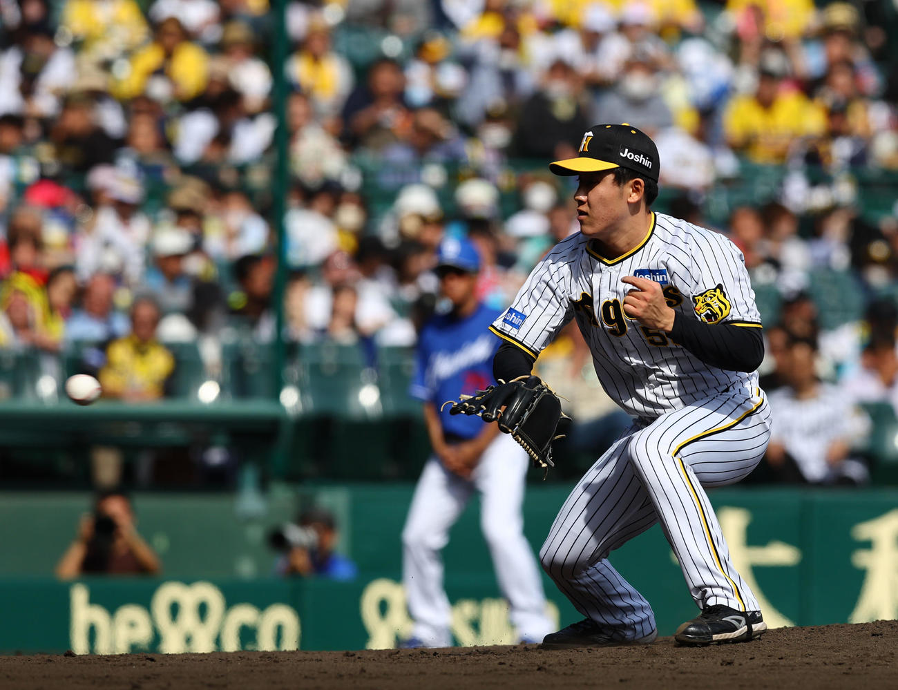 3回表中日2死、木下の二ゴロにグラブを出す阪神富田（撮影・藤尾明華）