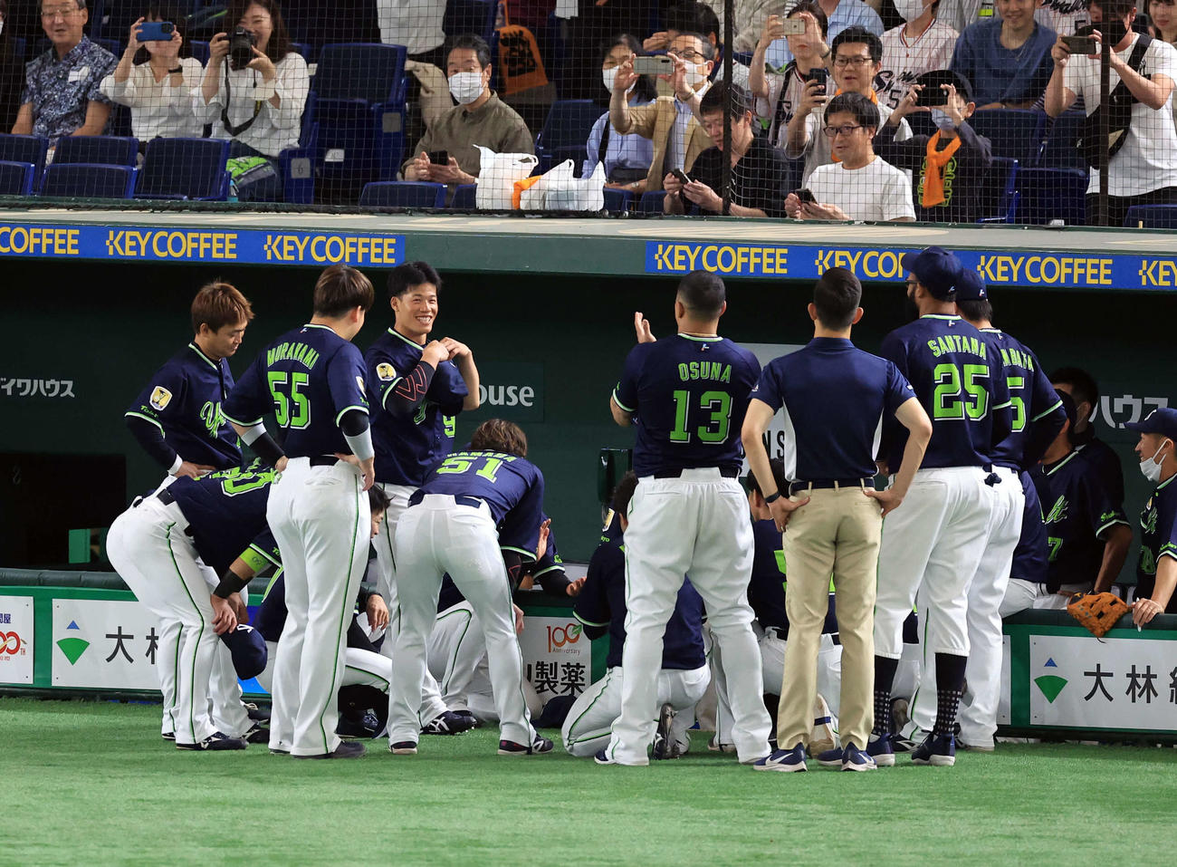 巨人対ヤクルト　ヤクルトの試合前円陣で、声出しを指名され笑顔の塩見（左から4人目）（撮影・浅見桂子）