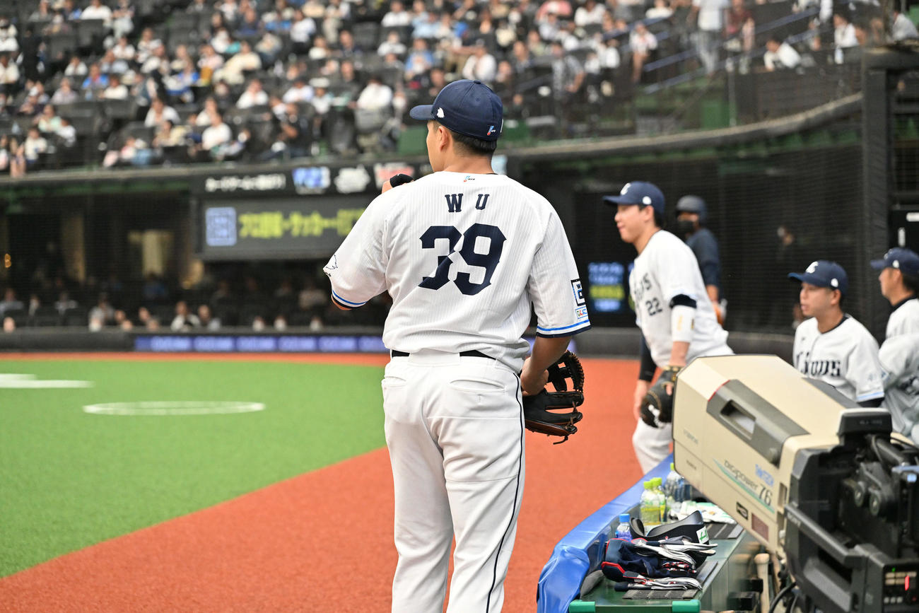 西武対日本ハム　3回表日本ハム2死一塁、矢沢の三邪飛を捕球した呉（撮影・滝沢徹郎）
