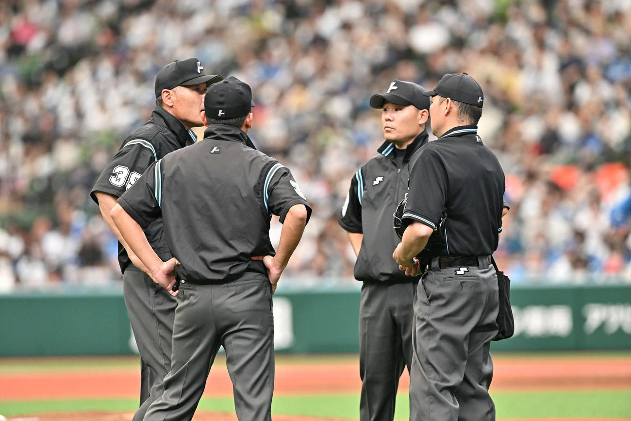 西武対日本ハム　3回表日本ハム2死一塁、矢沢の三邪飛の判定に新庄監督が抗議し協議する審判（撮影・滝沢徹郎）