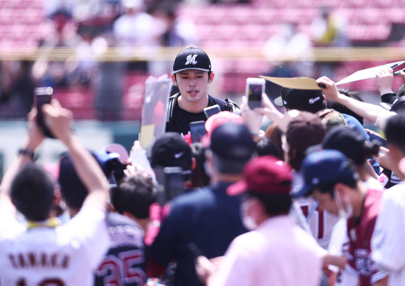 楽天対ロッテ　試合前、ファンサービスに応じながら引き揚げるロッテ佐々木朗（撮影・河田真司）