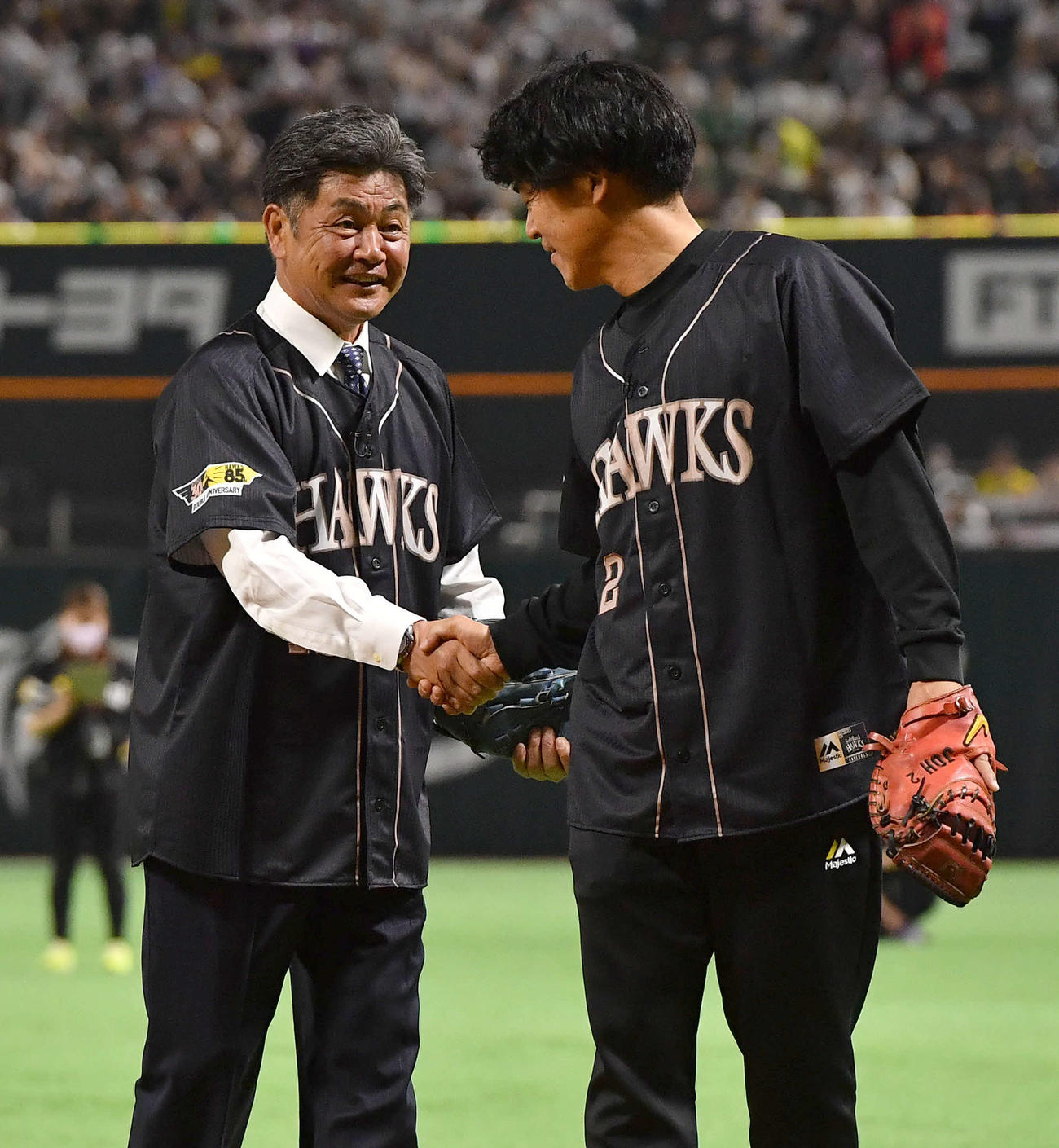 ソフトバンク対オリックス　「ダブルアニバーサリーデー」イベントのセレモニアルピッチを終え、握手を交わす工藤氏（左）と城島アドバイザー（撮影・岩下翔太）