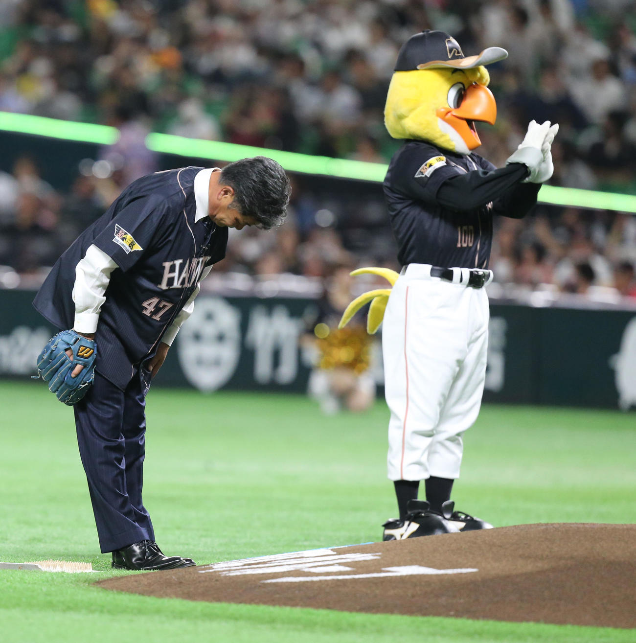 ソフトバンク対オリックス　セレモニアルピッチに登場した工藤氏（撮影・冨田成美）