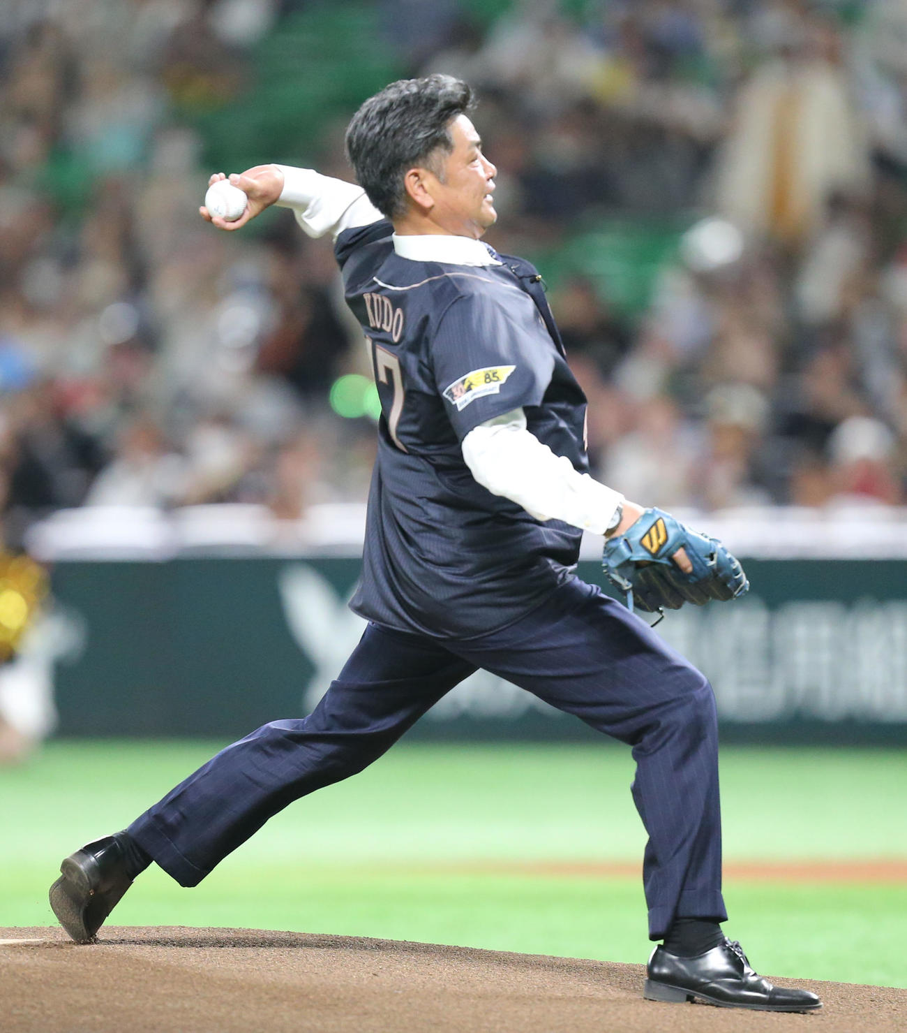 ソフトバンク対オリックス　セレモニアルピッチに登場した工藤氏（撮影・冨田成美）