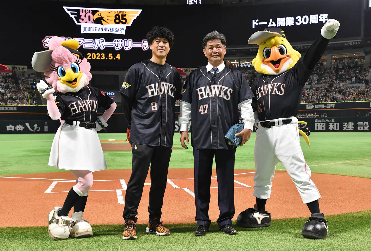 ソフトバンク対オリックス　セレモニアルピッチを終え、記念撮影する工藤氏（右）と城島アドバイザー（撮影・岩下翔太）