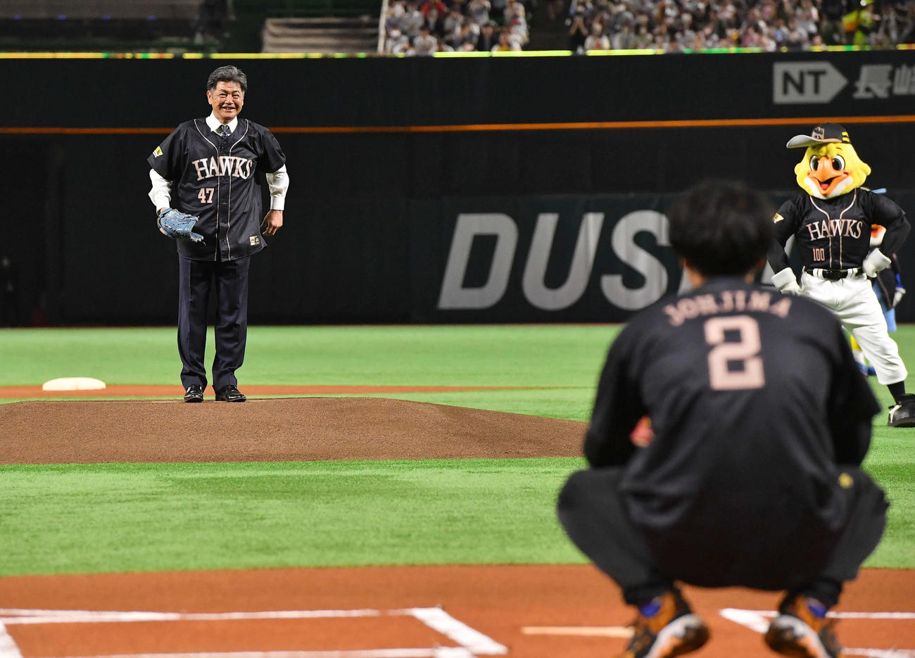 ソフトバンク対オリックス　「ダブルアニバーサリーデー」イベントのセレモニアルピッチ前、マウンドで笑顔を見せる工藤氏（左）と、バッテリーを組む城島アドバイザー（撮影・岩下翔太）