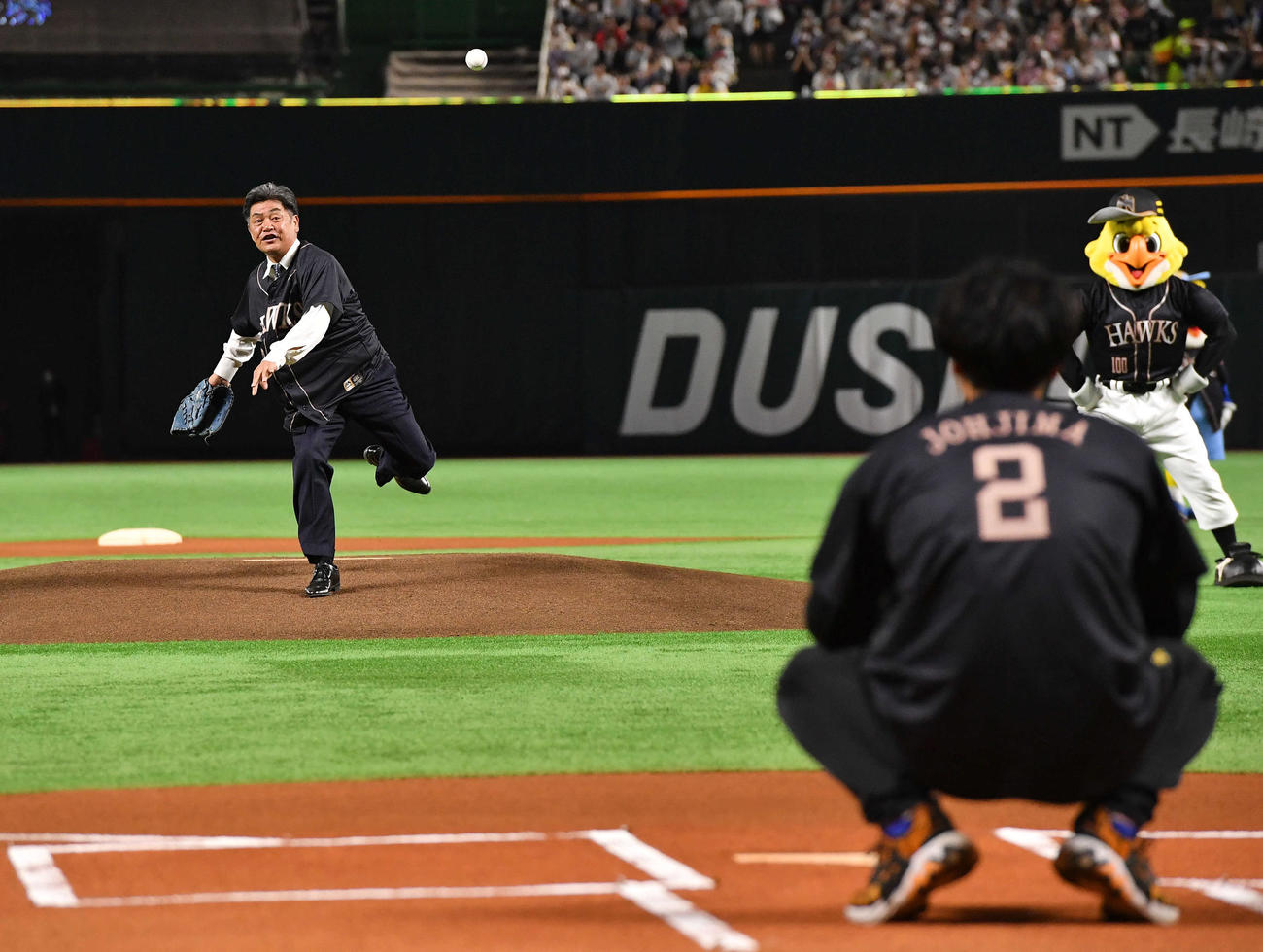 ソフトバンク対オリックス　「ダブルアニバーサリーデー」イベントのセレモニアルピッチを務めた工藤氏（左）と、バッテリーを組む城島アドバイザー（撮影・岩下翔太）
