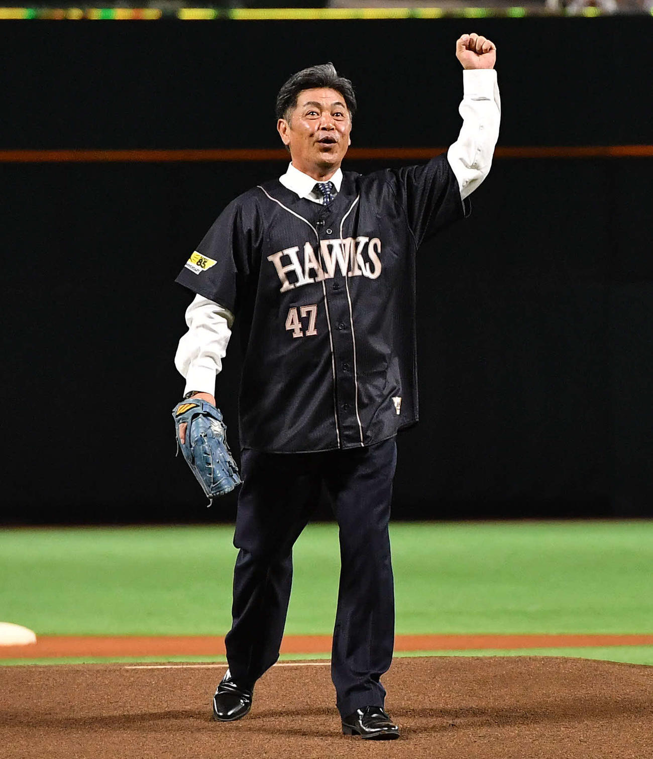 ソフトバンク対オリックス　「ダブルアニバーサリーデー」イベントのセレモニアルピッチでストライク投球し、ガッツポーズする工藤氏（撮影・岩下翔太）