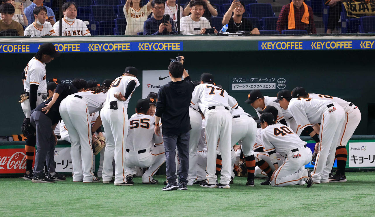 巨人対ヤクルト　長野の声出しで円陣を組む巨人の選手たち（撮影・浅見桂子）