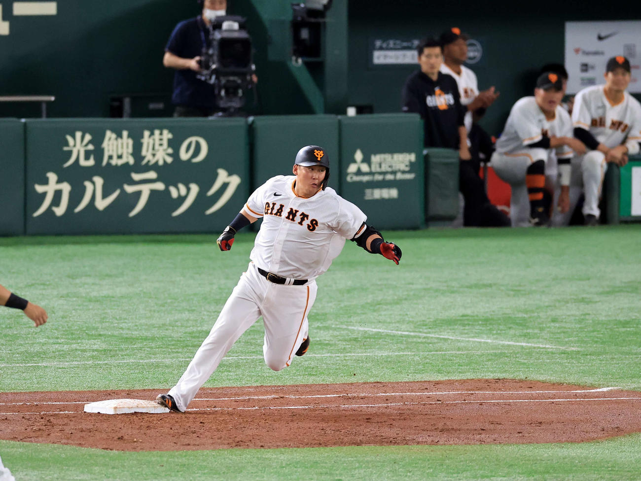 巨人対ヤクルト　2回裏巨人1死、中田翔は左二塁打を放ち、一塁を回ると足を痛める（撮影・浅見桂子）