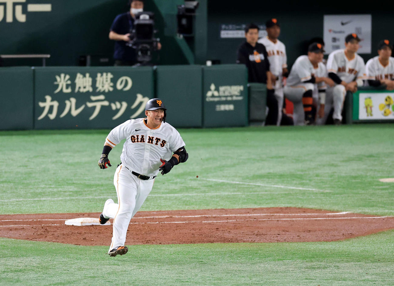 巨人対ヤクルト　2回裏巨人1死、中田翔は左二塁打を放ち、一塁を回ると足を痛める（撮影・浅見桂子）