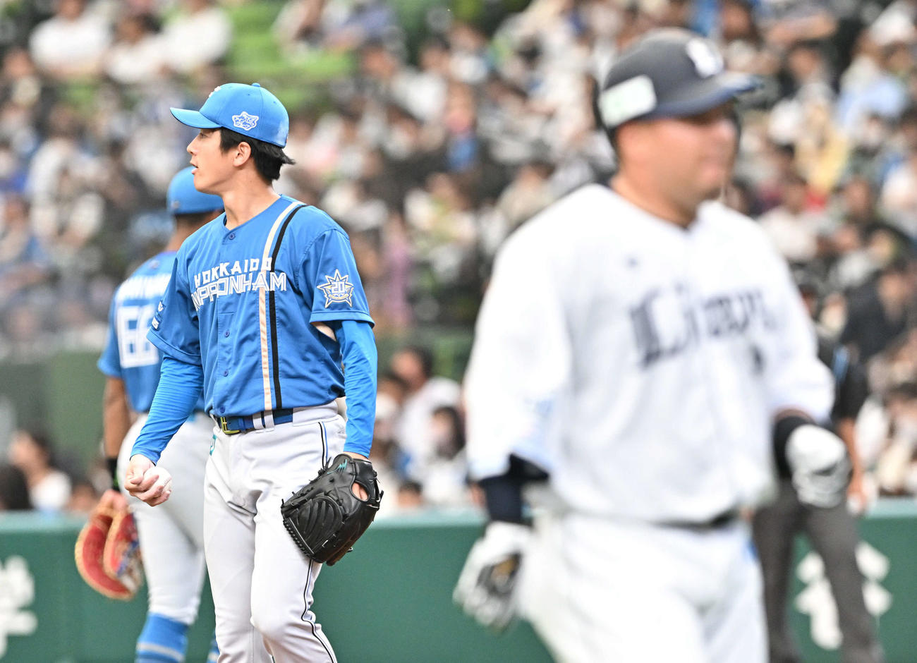 西武対日本ハム　2回表裏西武1死、山川（手前）遊飛に打ち取った北山（撮影・滝沢徹郎）