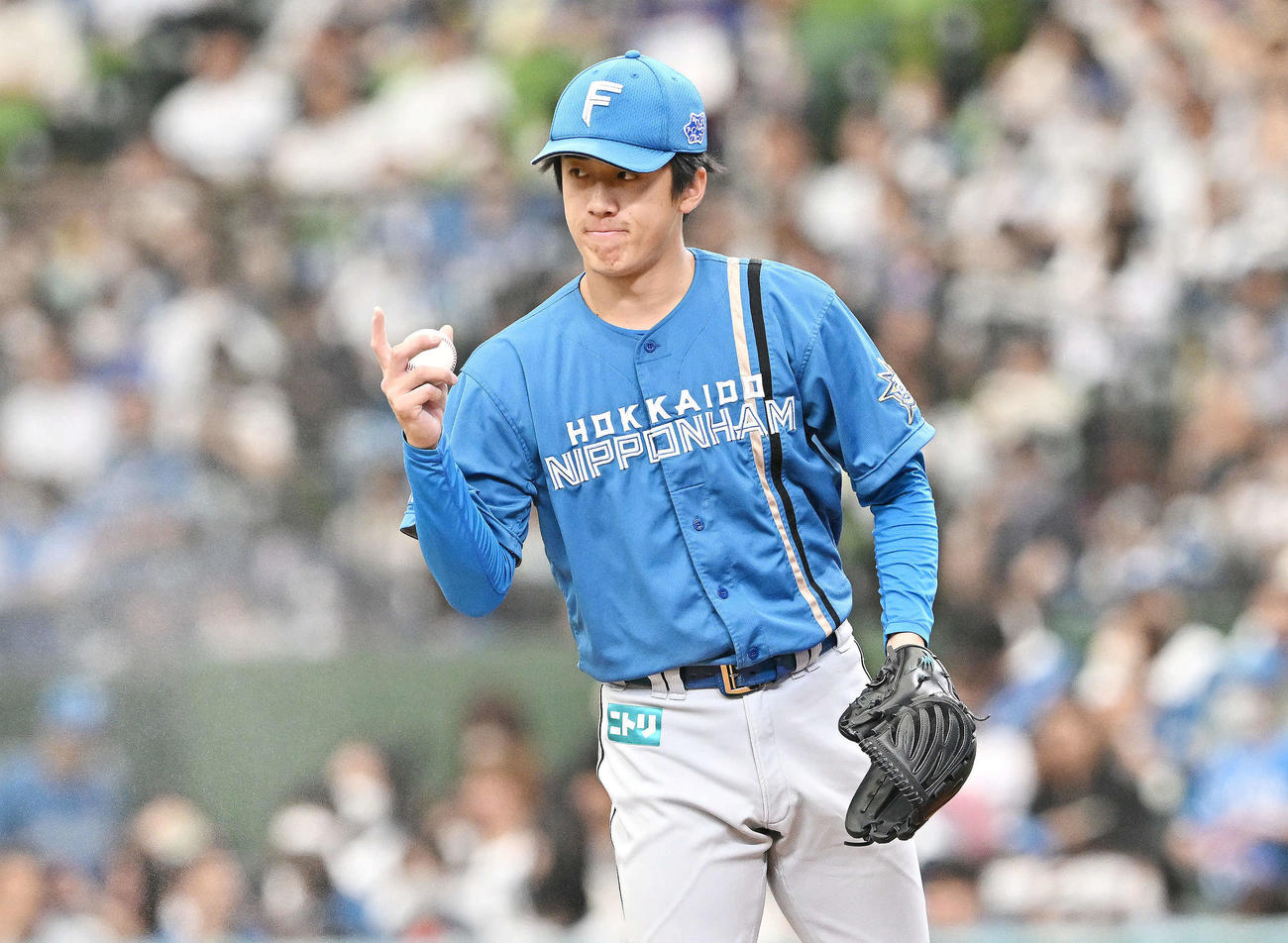 西武対日本ハム　ナインとアウトカウントを確認する日本ハム先発の北山（撮影・滝沢徹郎）