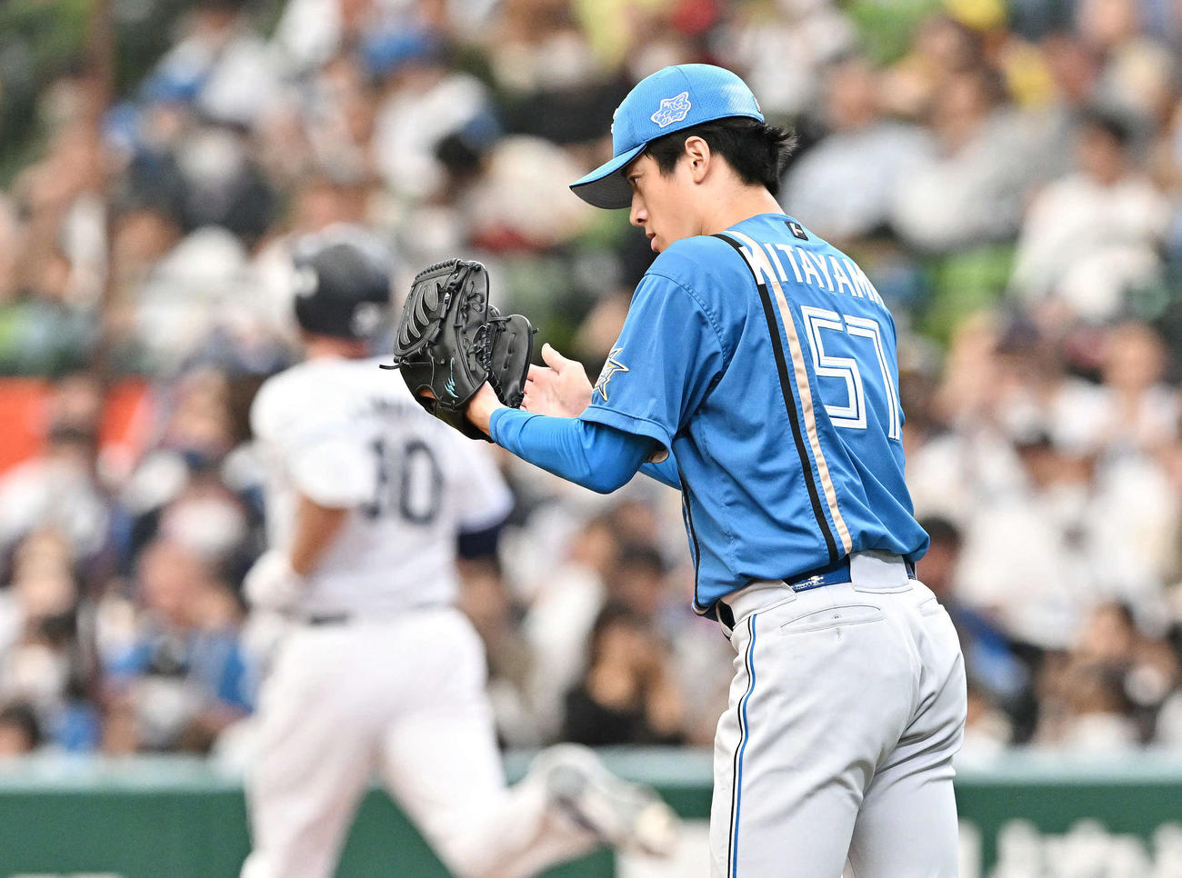 西武対日本ハム　4回裏西武2死、マキノン（後方）を遊ゴロに打ち取りグラブをたたく北山（撮影・滝沢徹郎）