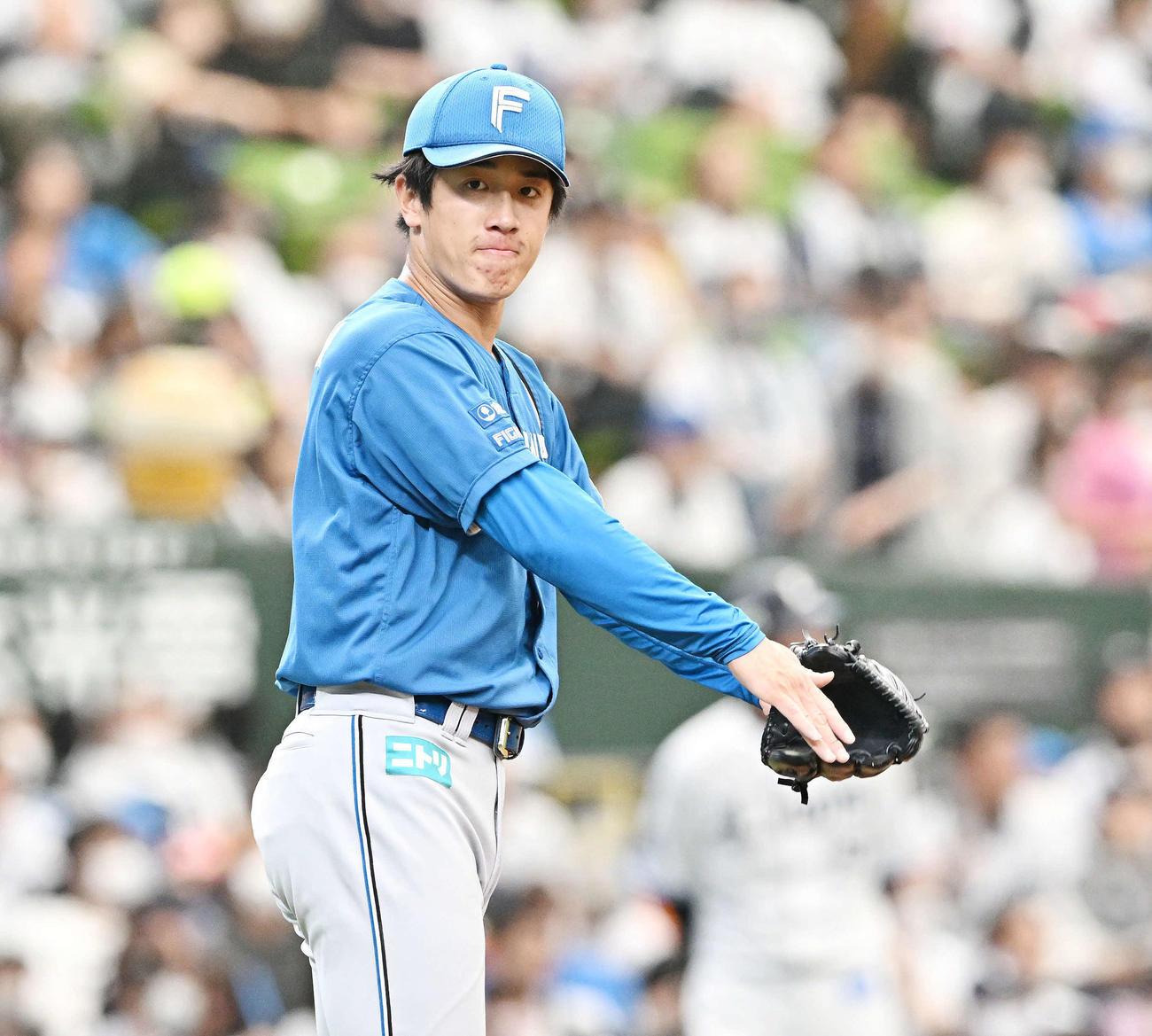 西武対日本ハム　5回裏西武2死、若林を二飛に打ち取りグラブをたたく北山（撮影・滝沢徹郎）