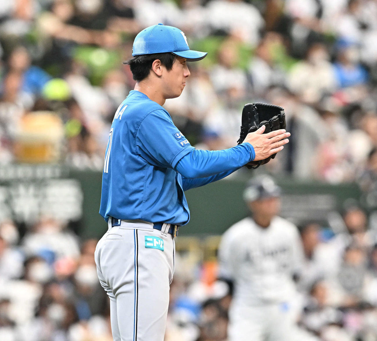 西武対日本ハム　5回裏西武2死、若林を二飛に打ち取りグラブをたたく北山（撮影・滝沢徹郎）