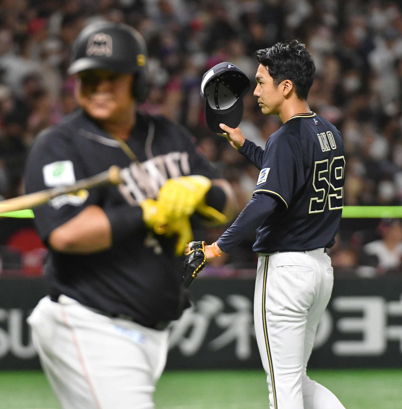 ソフトバンク対オリックス　1回裏ソフトバンク2死一塁、アストゥディーヨ（左）にこの回3つ目の四球を与え、厳しい表情を見せる小野（撮影・岩下翔太）