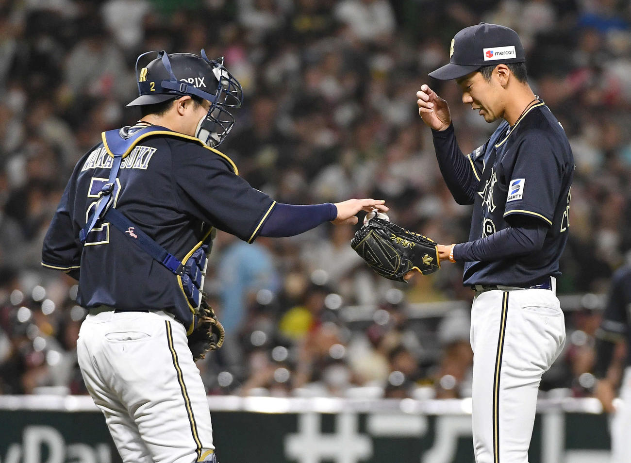 ソフトバンク対オリックス　1回裏ソフトバンク1死一塁、制球が定まらない小野（右）に声をかける若月（撮影・岩下翔太）