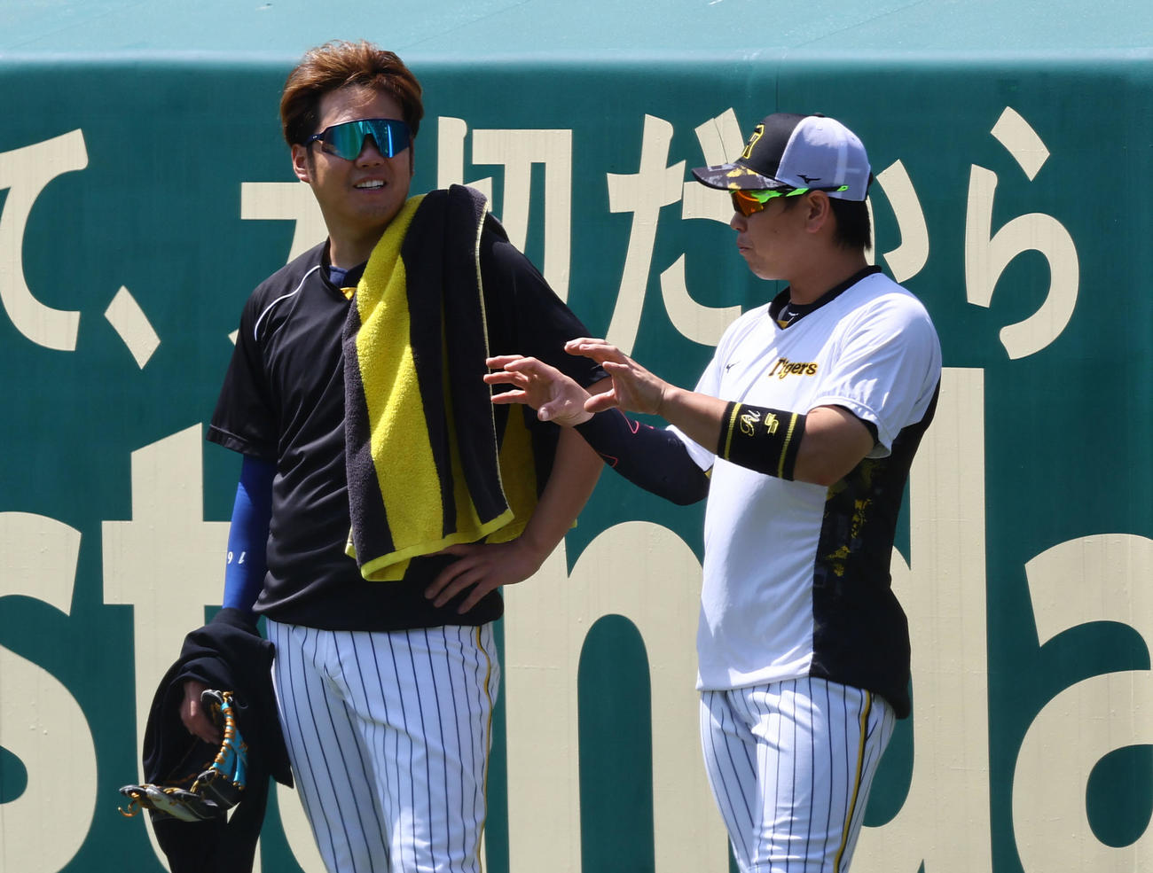 阪神対中日　練習中に梅野（右）と話す阪神西勇（左端）（撮影・藤尾明華）