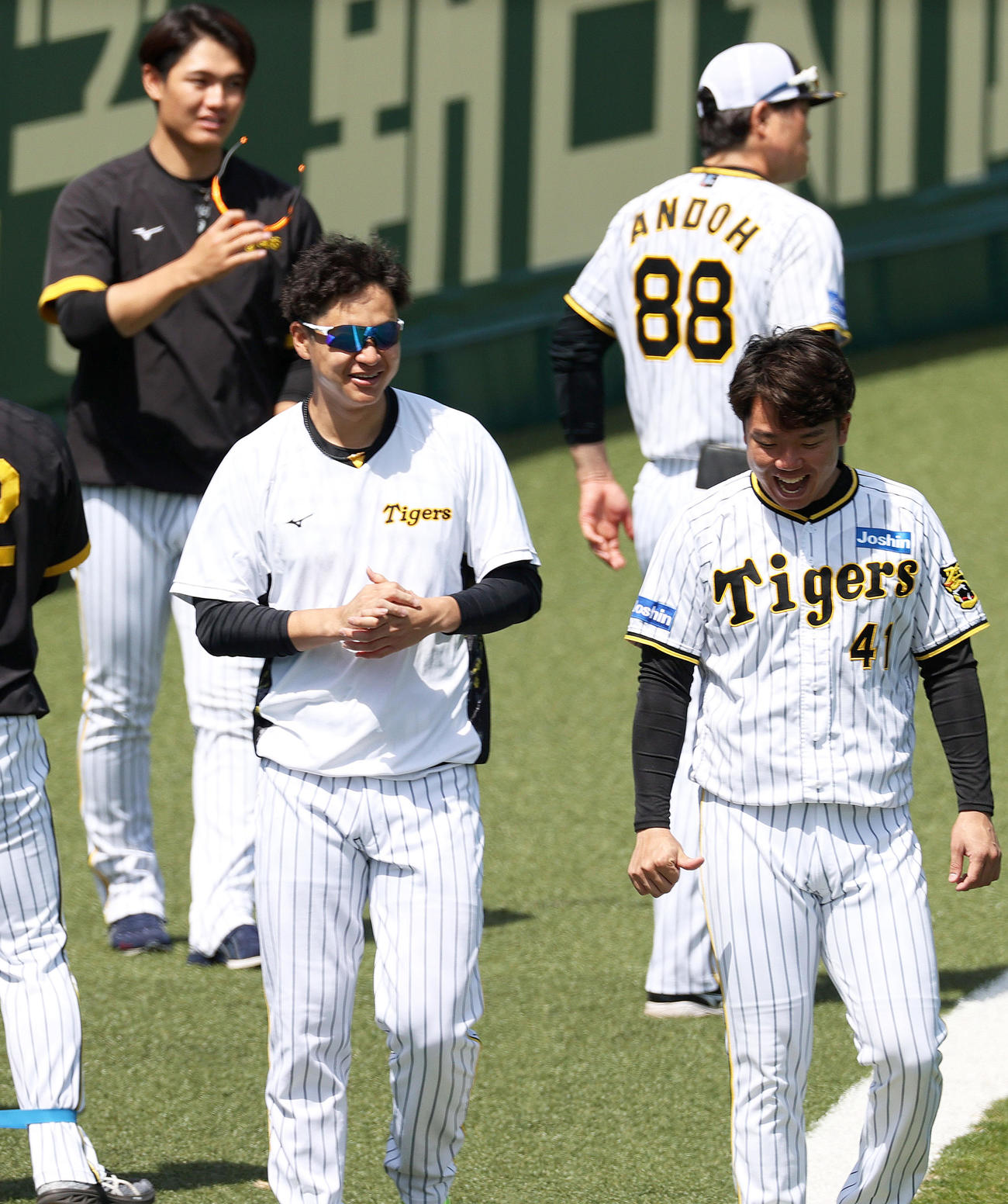 リラックスした表情で阪神大竹（左から2人目）は村上と話す。左は西純（撮影・上山淳一）