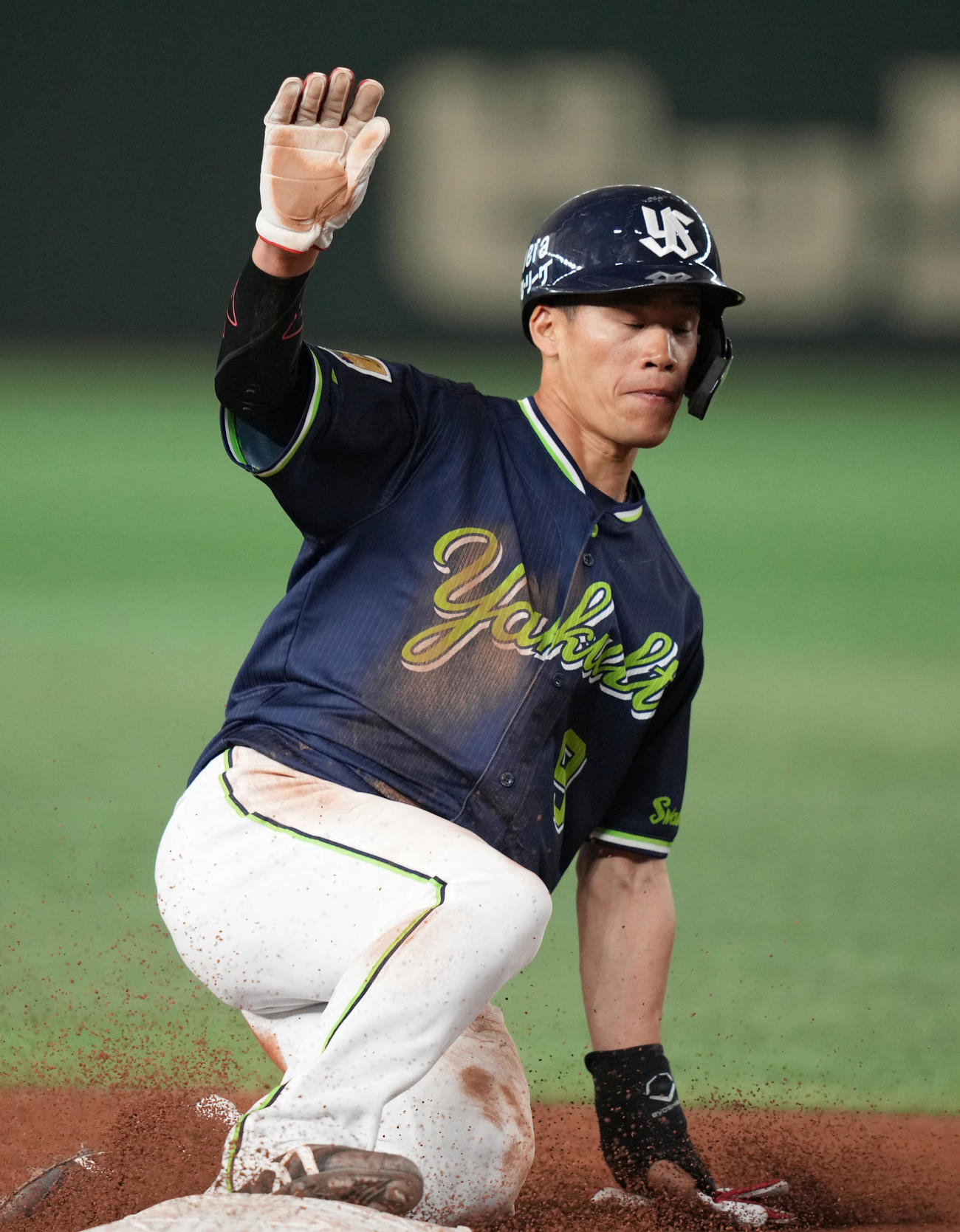 巨人対ヤクルト　5回表ヤクルト無死一、二塁、サンタナの右飛から三塁へタッチアップする塩見（撮影・狩俣裕三）