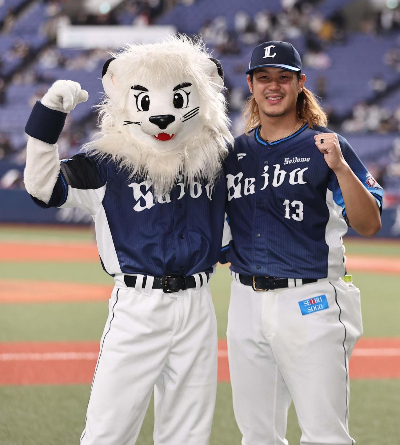 2023年4月22日、オリックス対西武　完投勝利した西武高橋（右）はレオとガッツポーズする