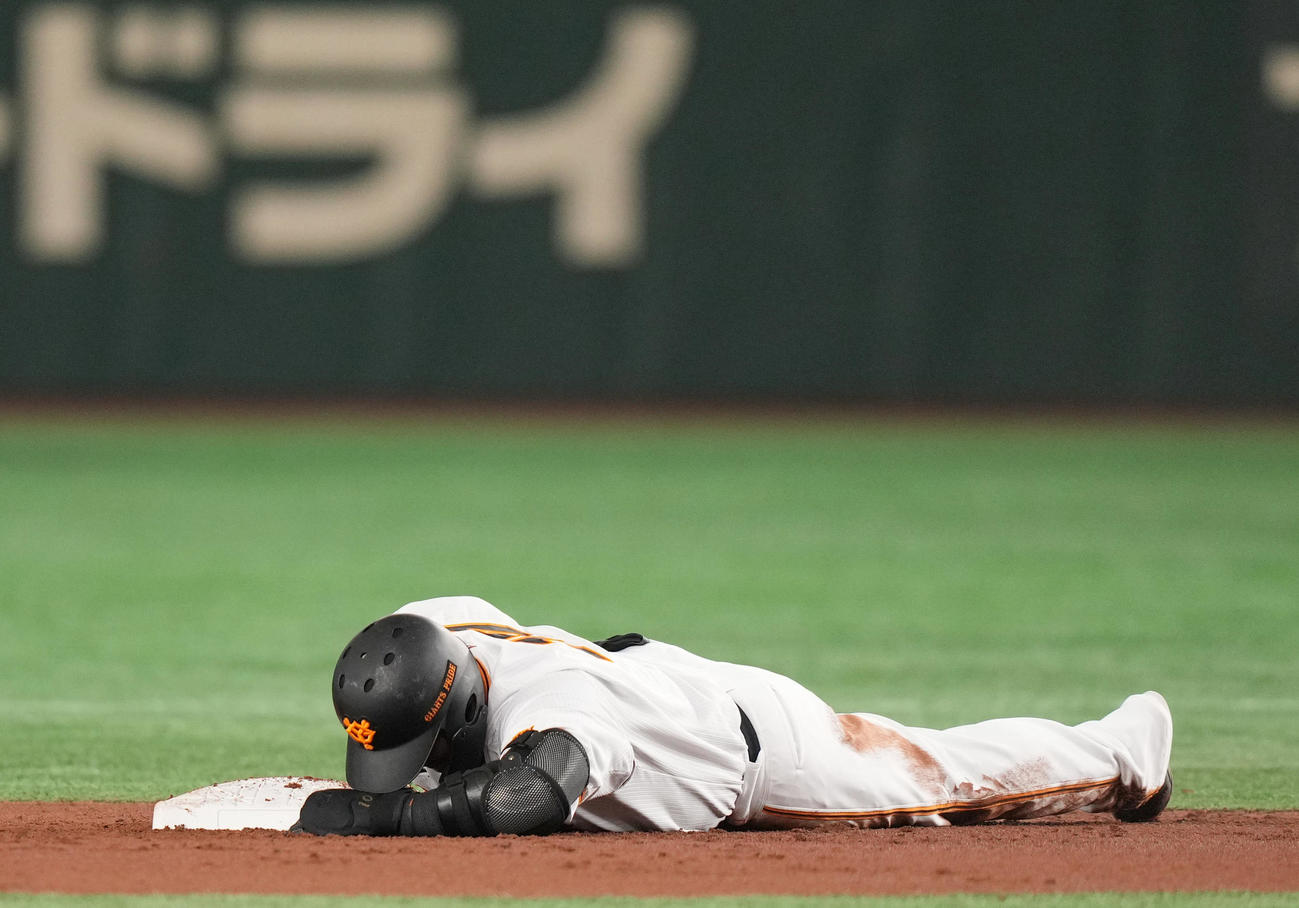 巨人対ヤクルト　2回裏巨人1死、二塁打を放った後、右足を痛め、退場する中田翔（撮影・狩俣裕三）