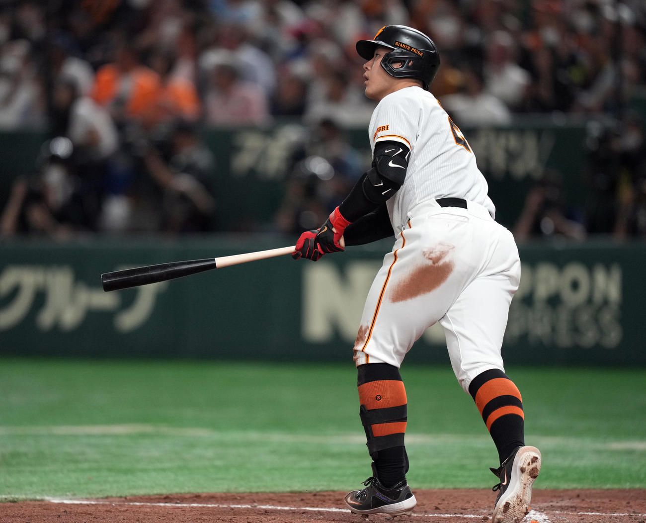 巨人対ヤクルト　5回裏巨人2死、坂本勇人に続き、ソロ本塁打を放つ岡本和（撮影・狩俣裕三）