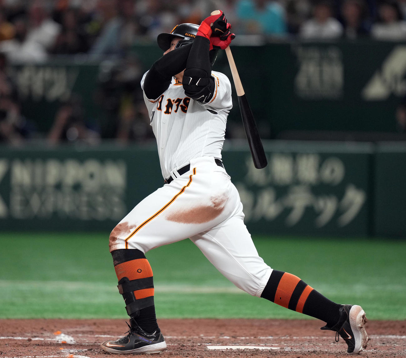 巨人対ヤクルト　5回裏巨人2死、坂本勇人に続き、ソロ本塁打を放つ岡本和（撮影・狩俣裕三）