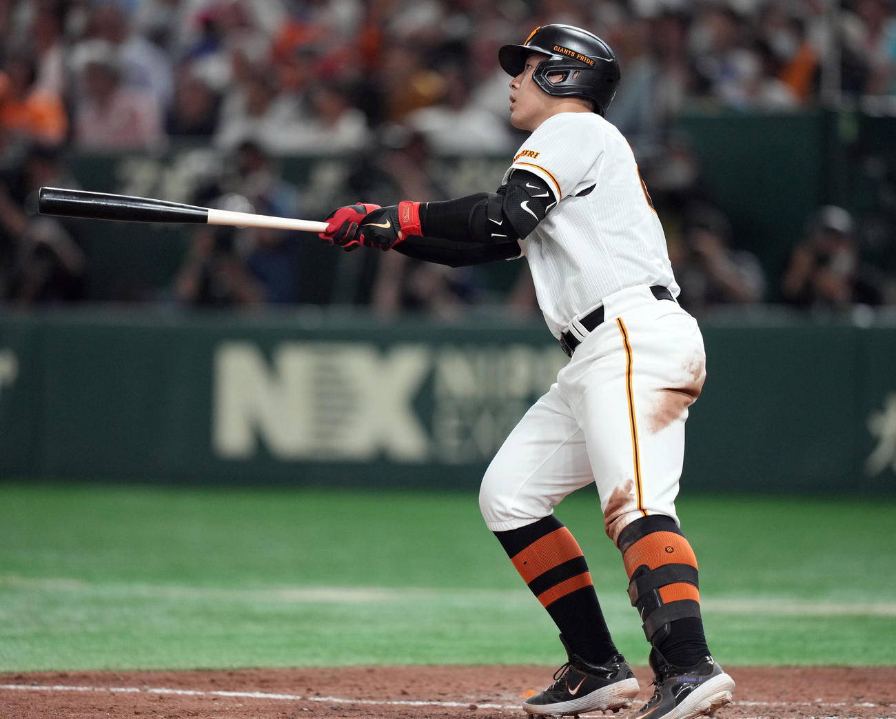 巨人対ヤクルト　5回裏巨人2死、坂本勇人に続き、ソロ本塁打を放つ岡本和（撮影・狩俣裕三）