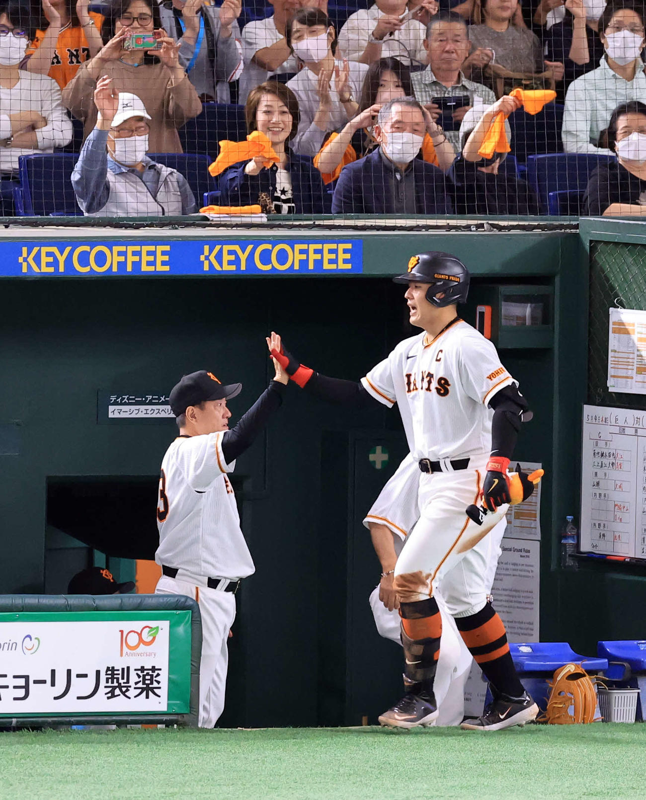 巨人対ヤクルト　5回裏巨人2死、岡本和（右）は勝ち越し中越えソロ本塁打を放ち、原監督とハイタッチ（撮影・浅見桂子）