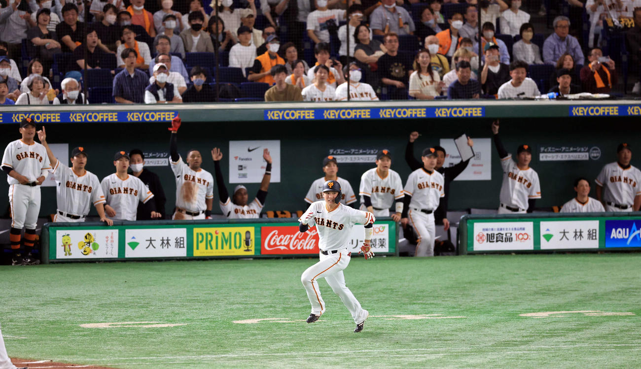 巨人対ヤクルト　5回裏巨人2死一塁、坂本は同点2点本塁打を放ち、喜ぶベンチを背に走る（撮影・浅見桂子）